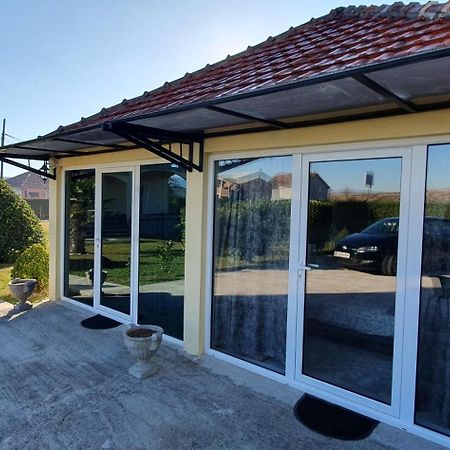 Cozzy Apartment Near The Aiport Podgorica Mitrovici  Bagian luar foto
